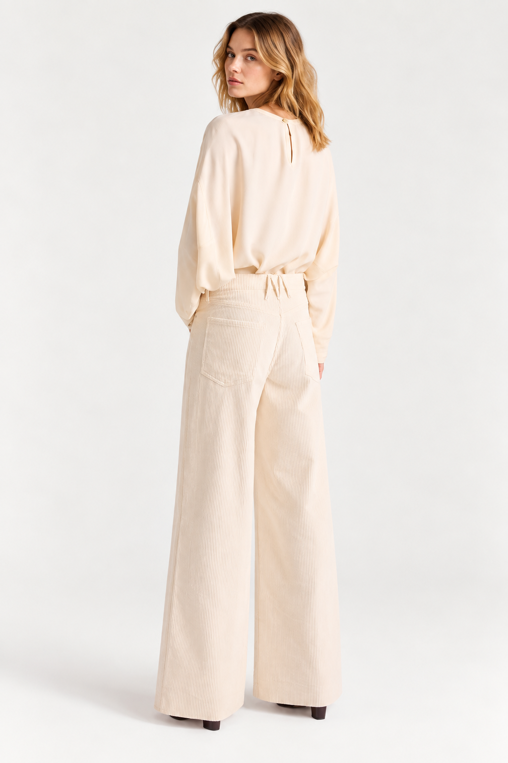 Pantalon Aoki Bis Momonì crème porté de dos avec passant en M