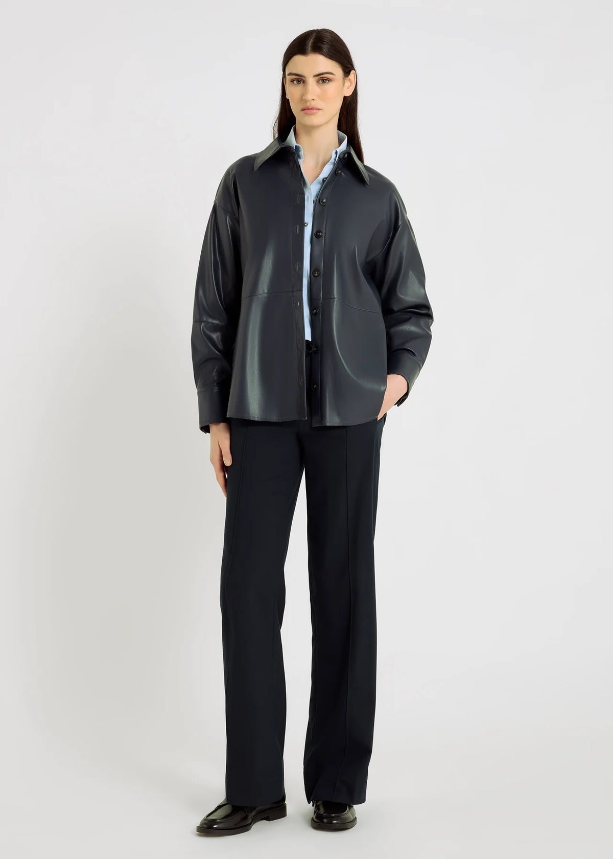 Chemise ADA graphite HANA SAN portée par femme vue de face
