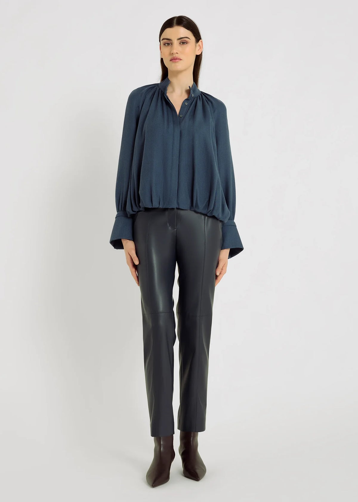 Pantalon effet cuir ARTHUR graphite HANA SAN porté vue de face