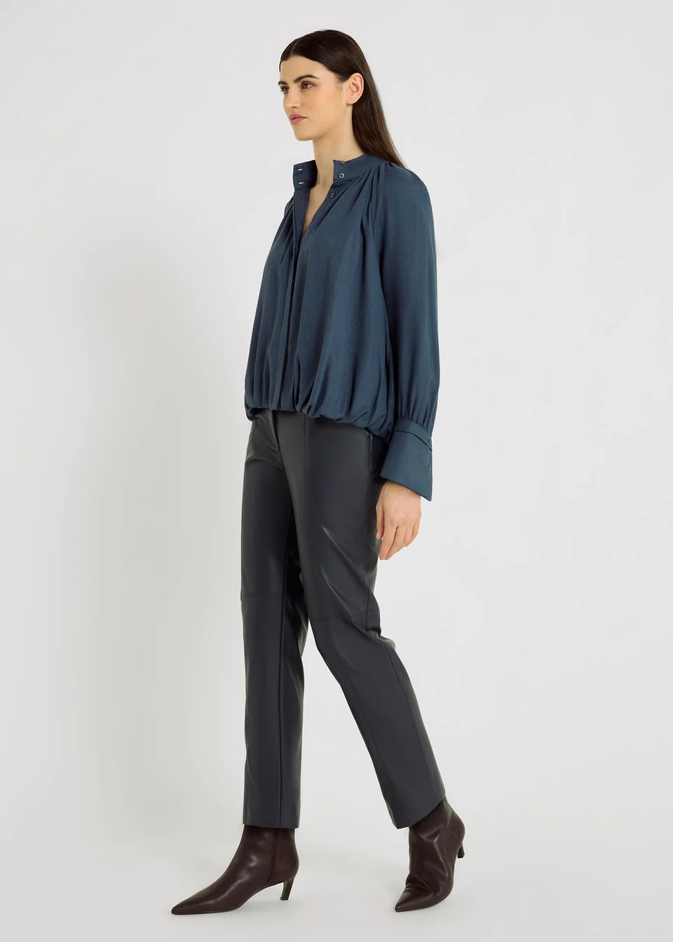 Pantalon ARTHUR graphite HANA SAN coupe ajustée vue trois-quarts