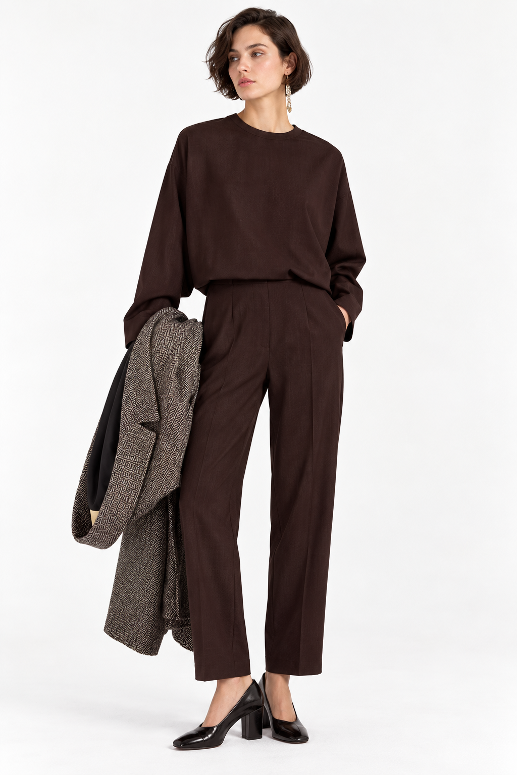 Blouse Stilla Momonì acajou portée avec pantalon coordonné