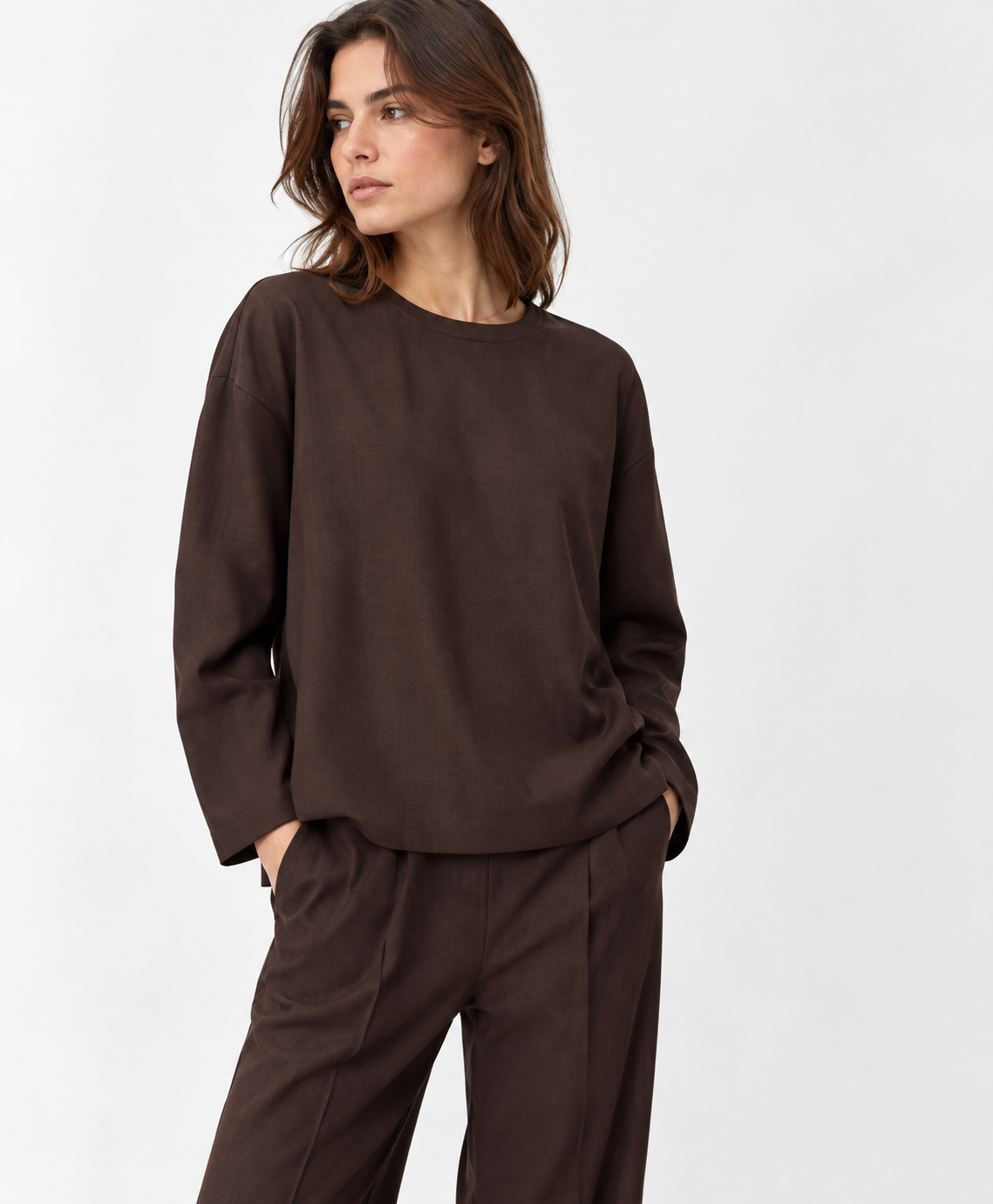 Blouse Stilla Momonì acajou portée de trois-quarts