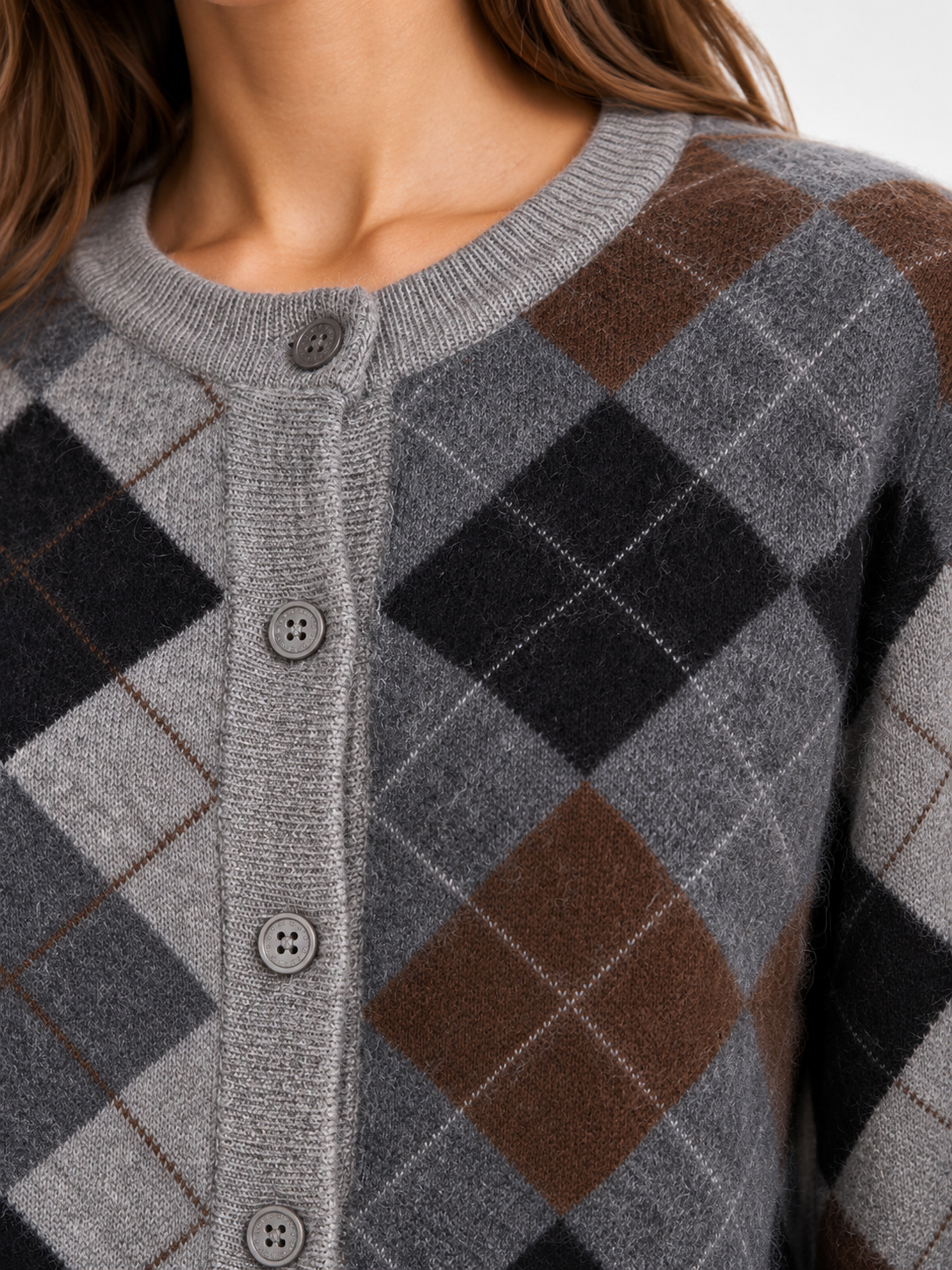 Détail maille jacquard et boutons du gilet MERIDA Berenice gris