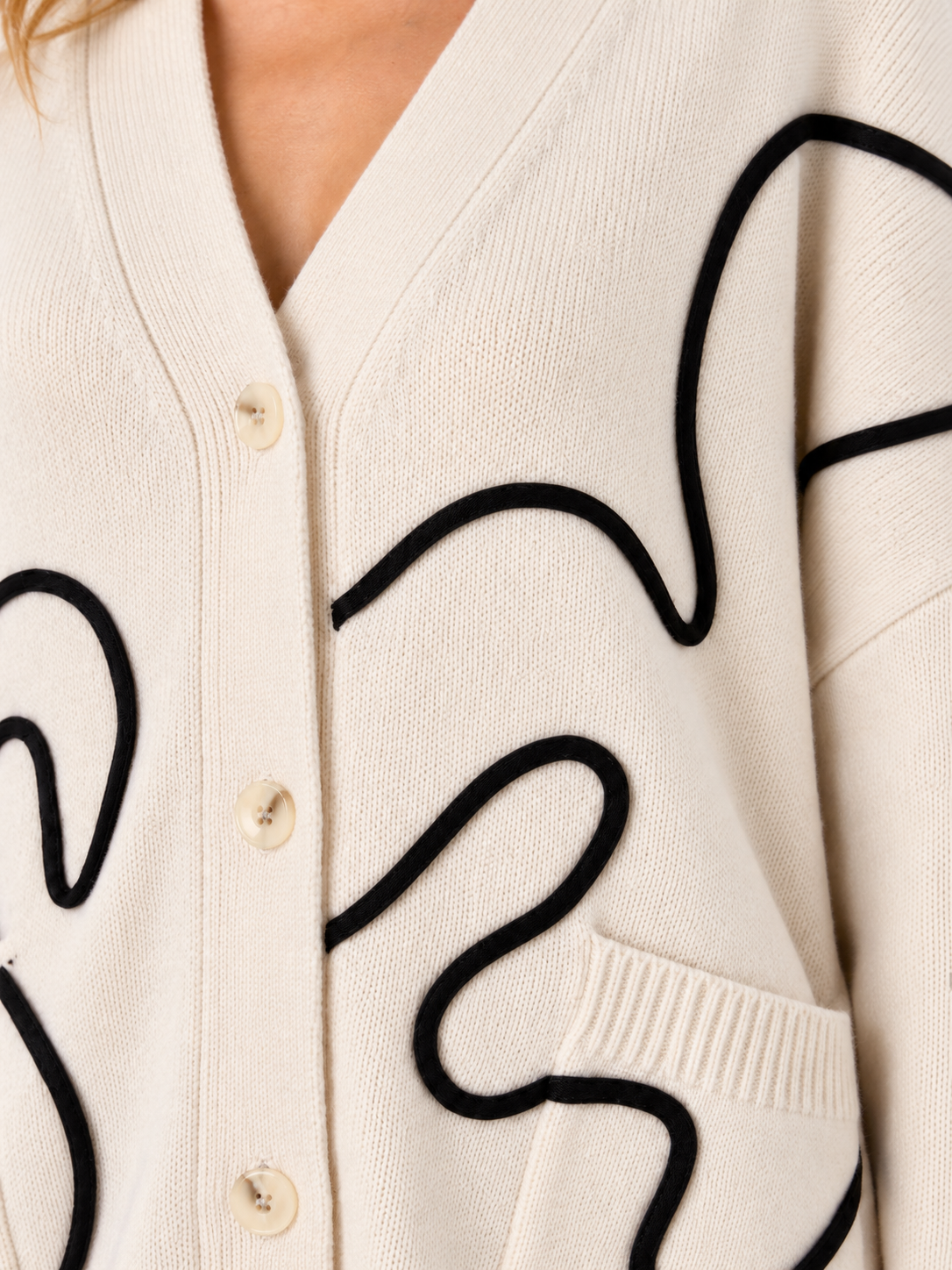 Détail maille et motif graphique chocolat du gilet MIBON Bérénice