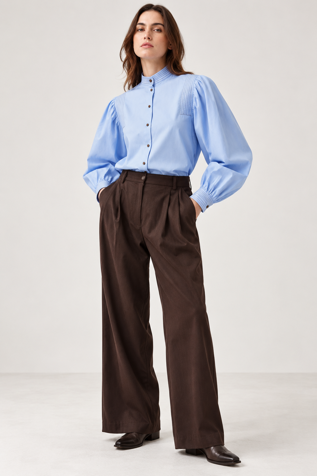 Chemise CAMOA Diega bleu ciel portée avec pantalon chocolat look chic femme