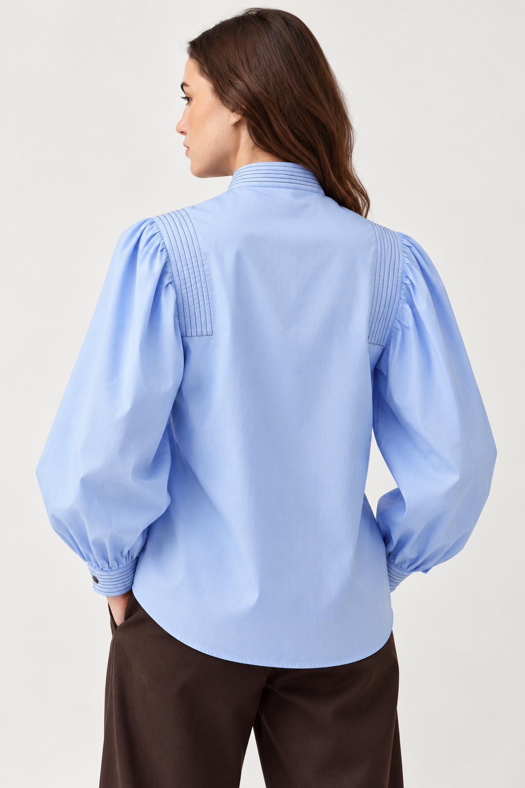 Chemise CAMOA Diega bleu ciel vue de dos manches volumineuses et détails surpiqués