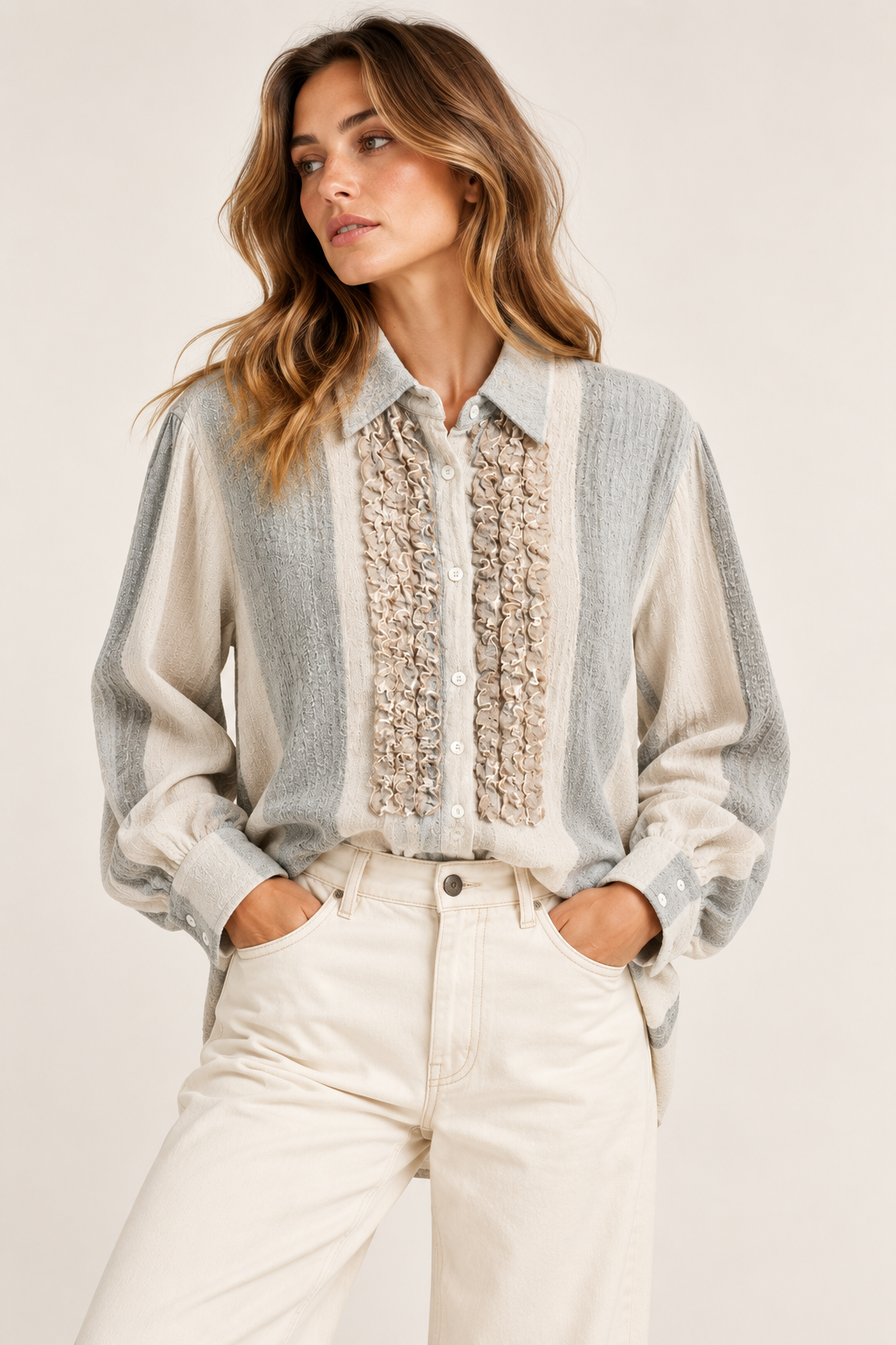 Chemise CASTILANA Diega écrue et grise à volants portée femme – Les Pétroleuses Quiberon