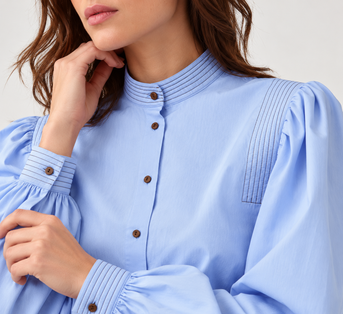 Détail chemise CAMOA Diega bleu ciel col officier surpiqûres et poignets