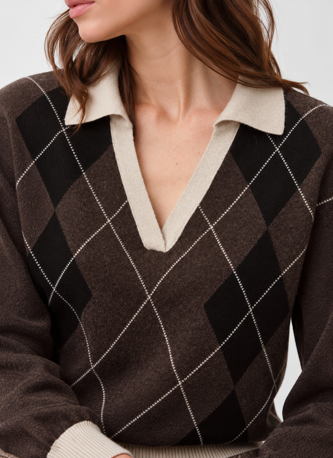 Détail col polo écru et motif losanges du pull PASREO Diega