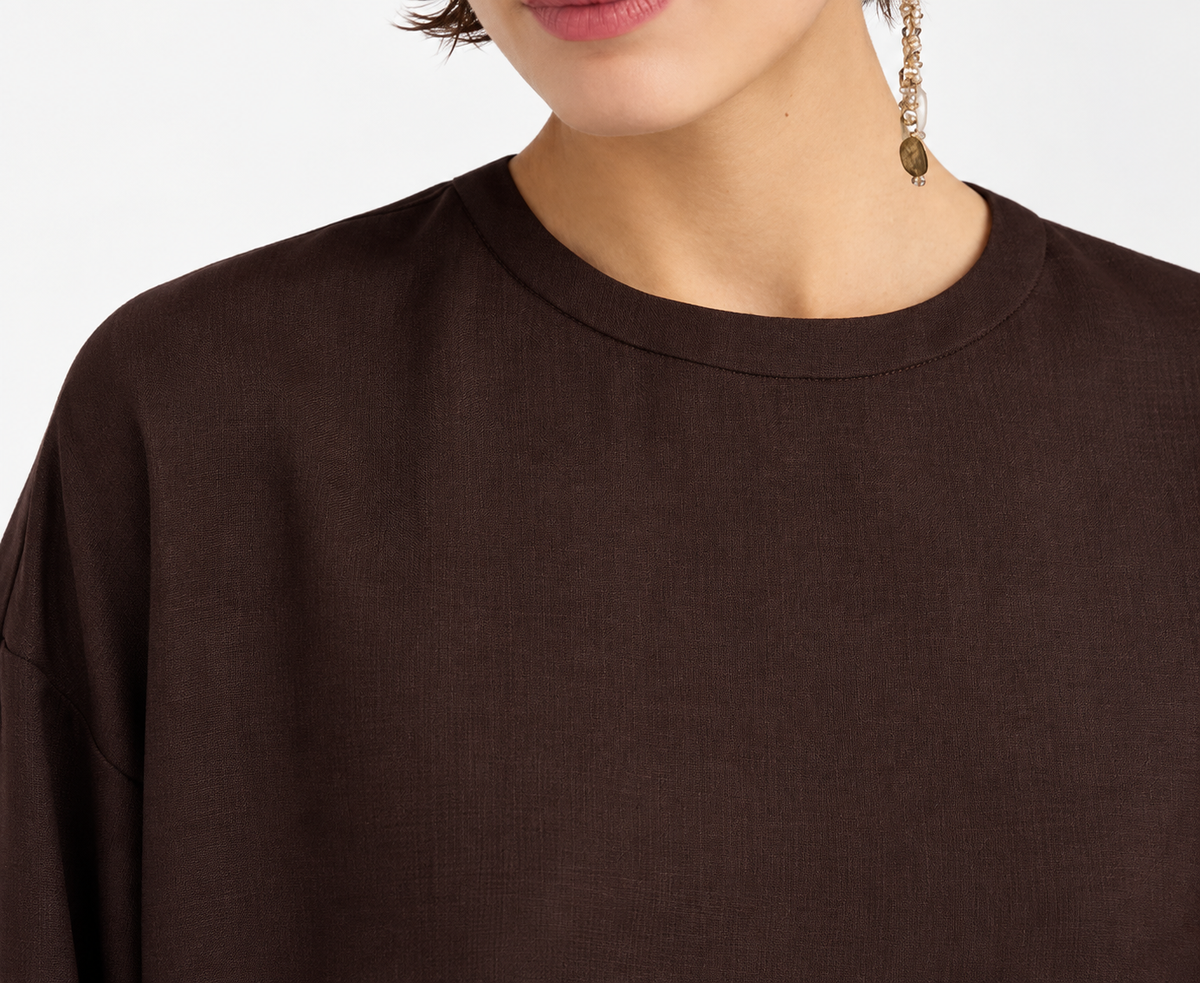 Détail col rond et matière de la blouse Stilla Momonì acajou