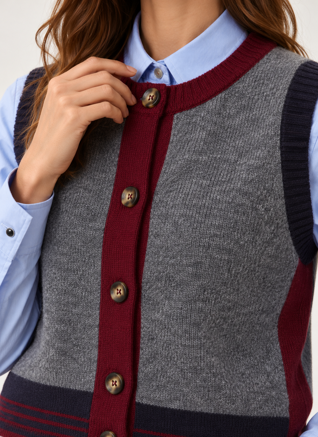 Détail du gilet GIAMO Diega en laine mérinos avec col bordeaux et boutons