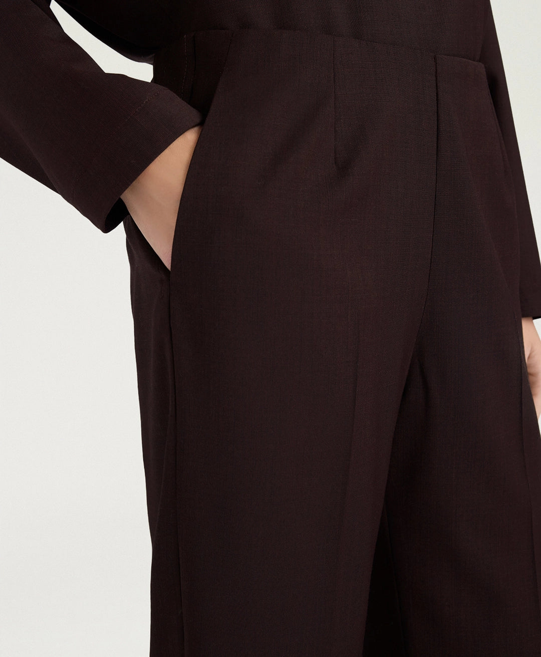 Détail pantalon Office Lou Momonì acajou taille plis et poche