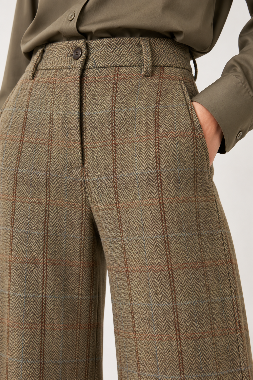 Détail taille et tissu texturé du pantalon POMEOTO Diega en laine vierge