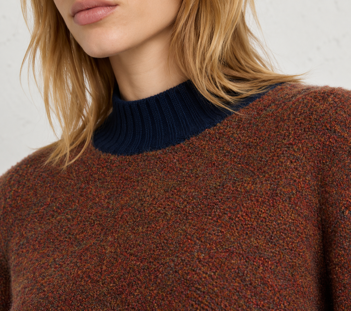 Détail maille et col bleu marine du pull SNIO Momonì marron