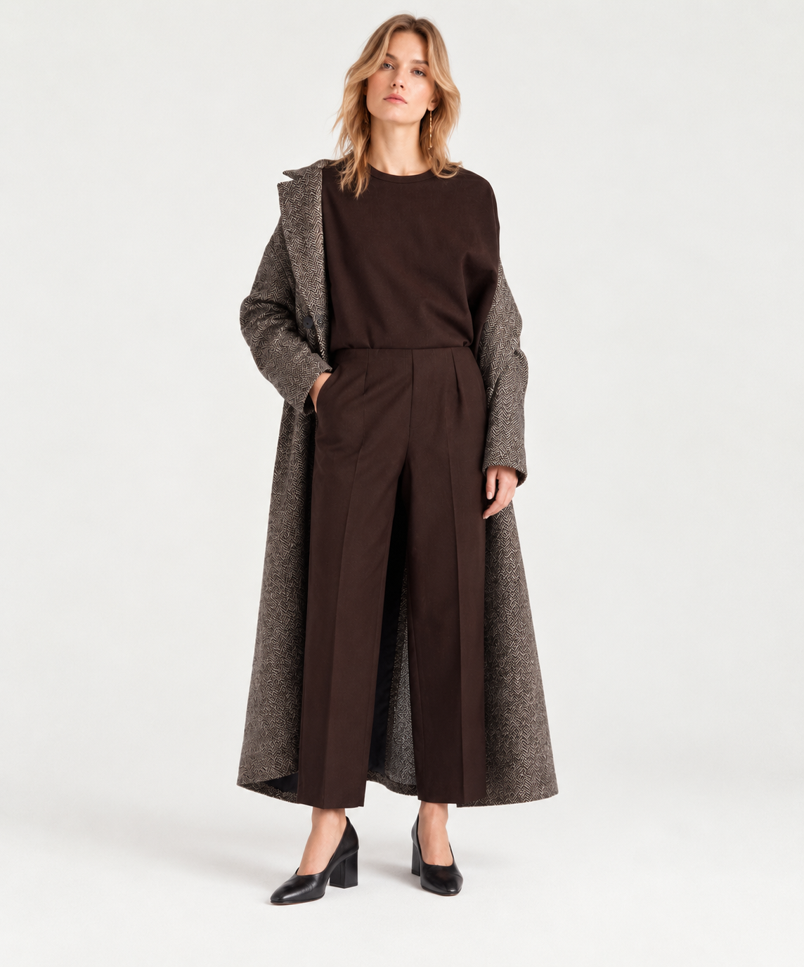 Pantalon Office Lou Momonì acajou porté de face femme