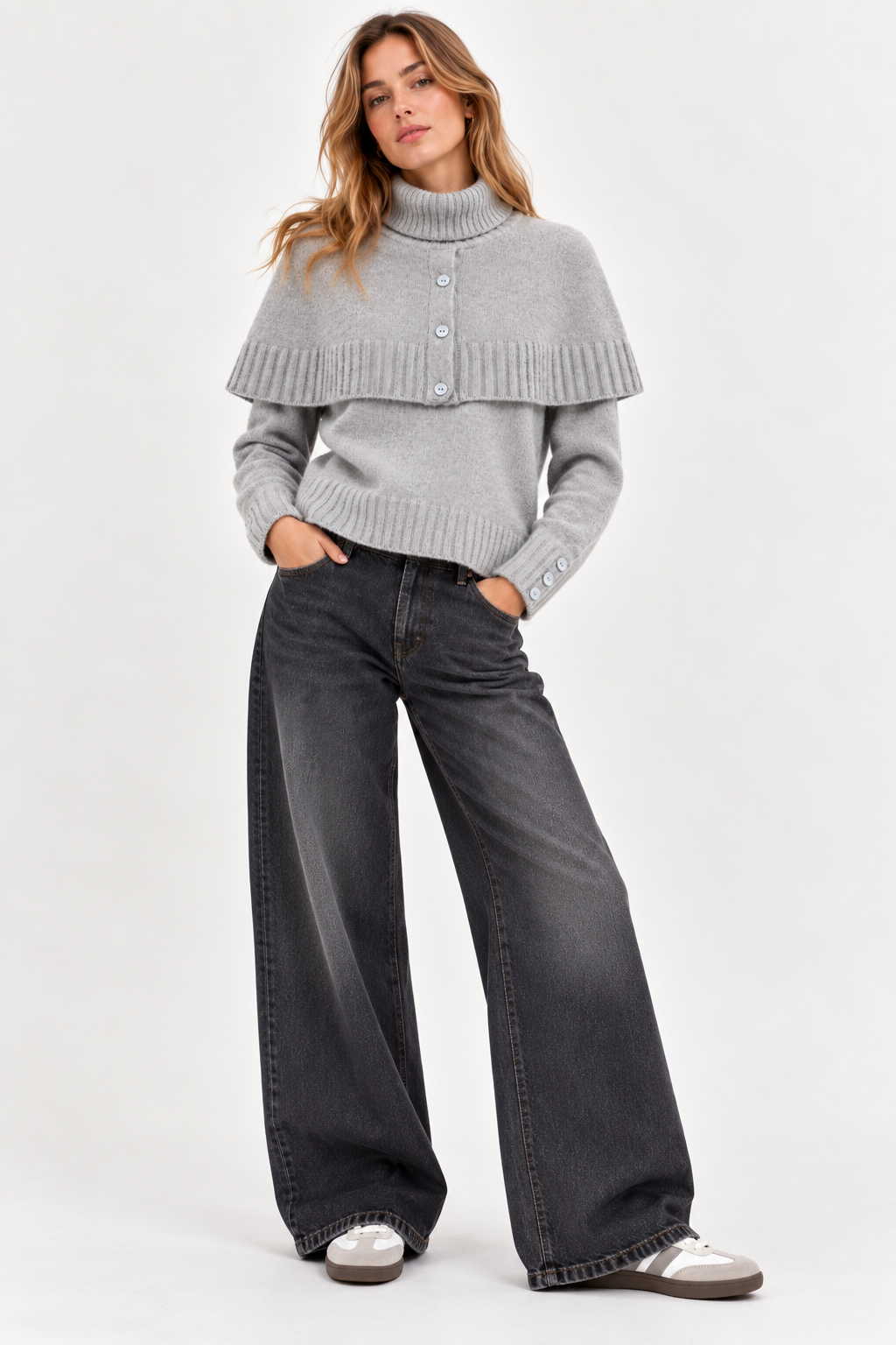 Pull MILLIE gris perle en laine avec cape boutonnée, porté avec un jean large gris anthracite