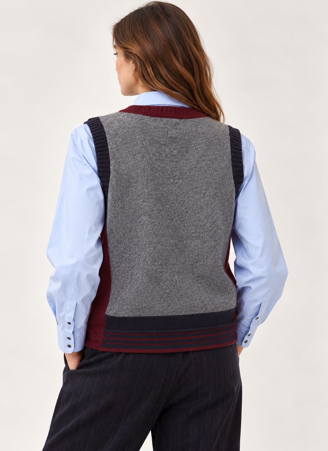 Gilet GIAMO Diega en laine mérinos gris vu de dos porté sur chemise bleu ciel