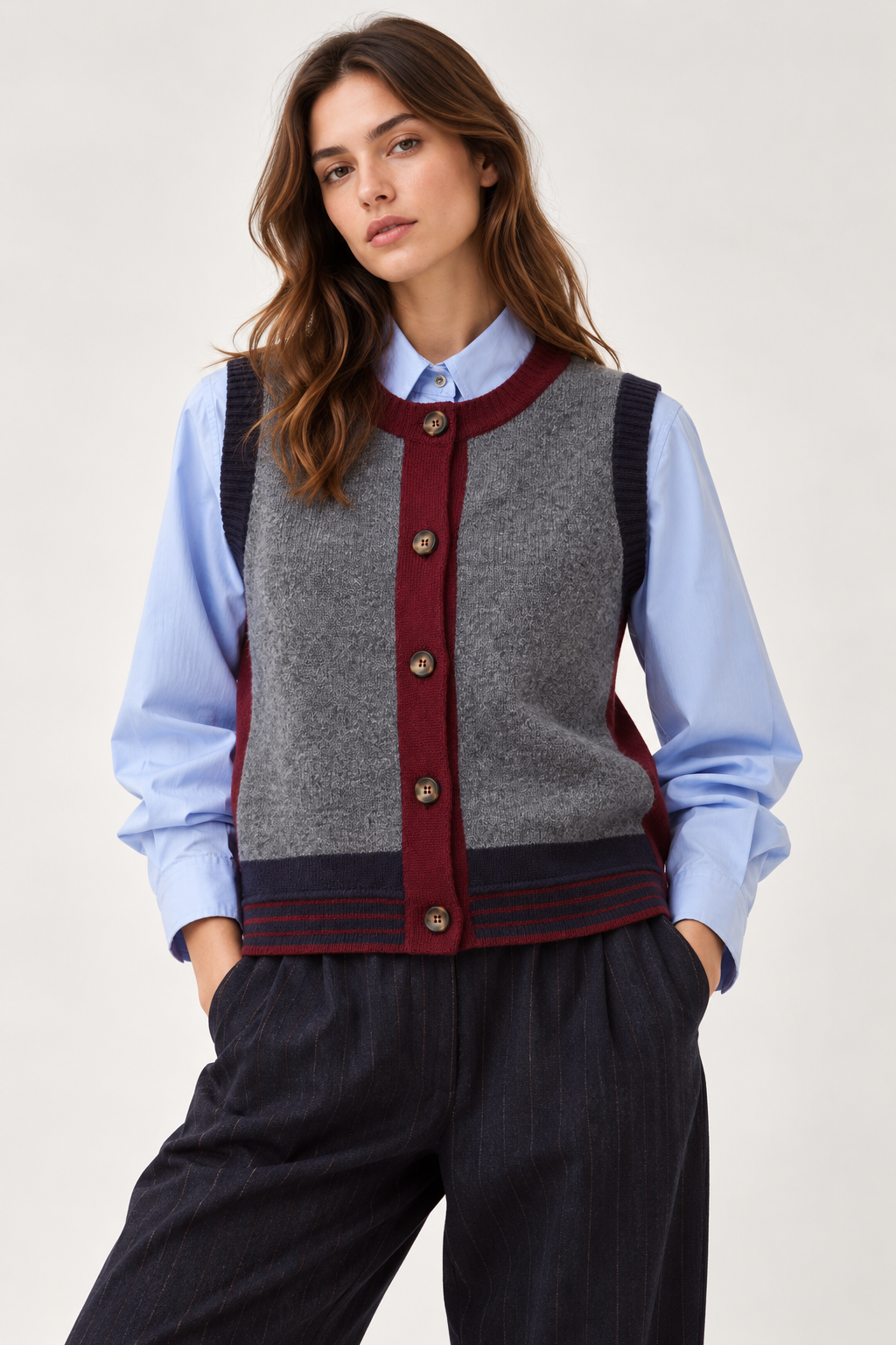 Gilet sans manches GIAMO Diega en laine mérinos porté sur chemise bleu ciel