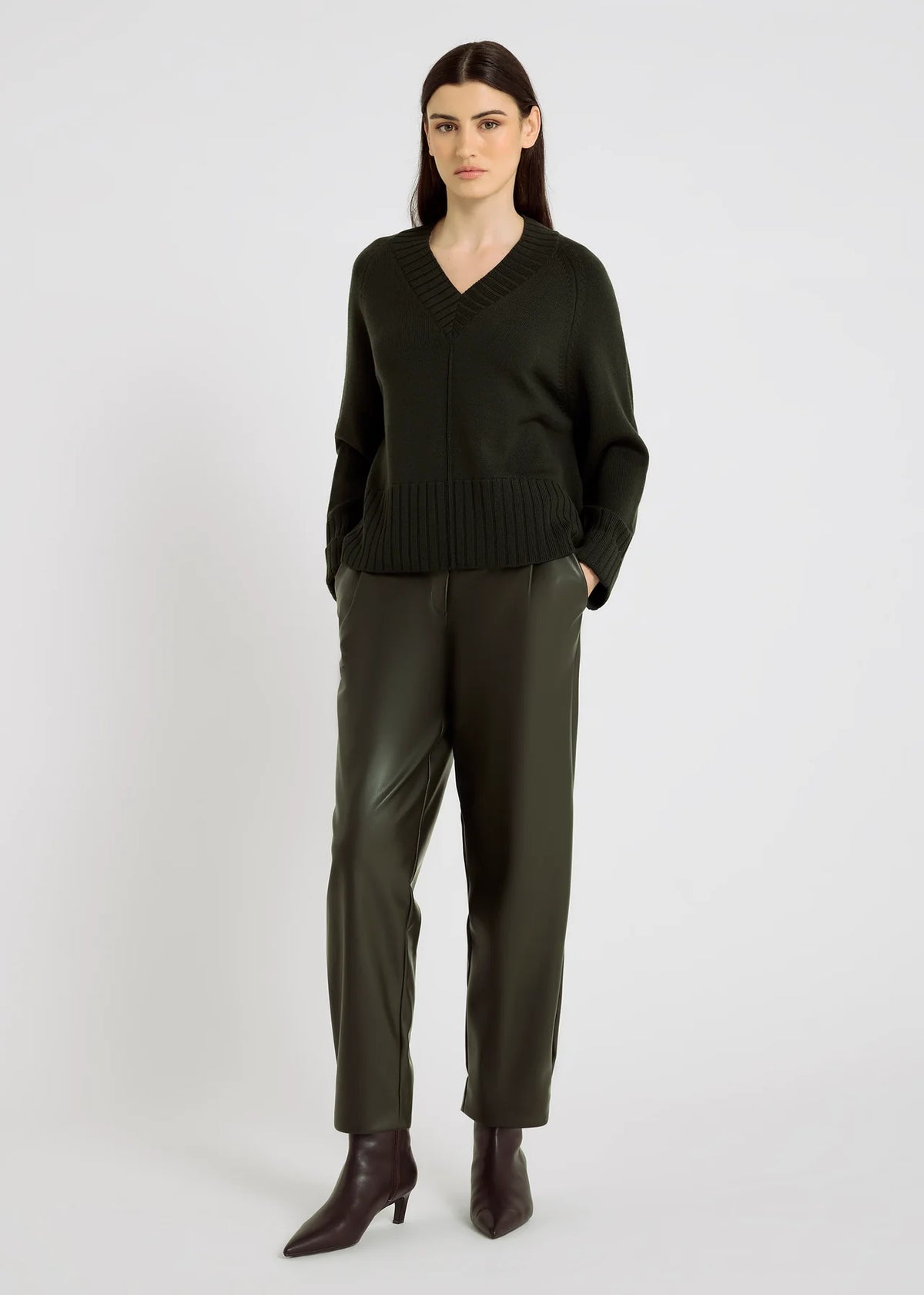Pull femme GRAHAM vert profond HANA SAN porté vue de face