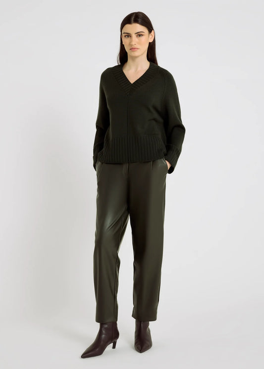 Pull femme GRAHAM vert profond HANA SAN porté vue de face