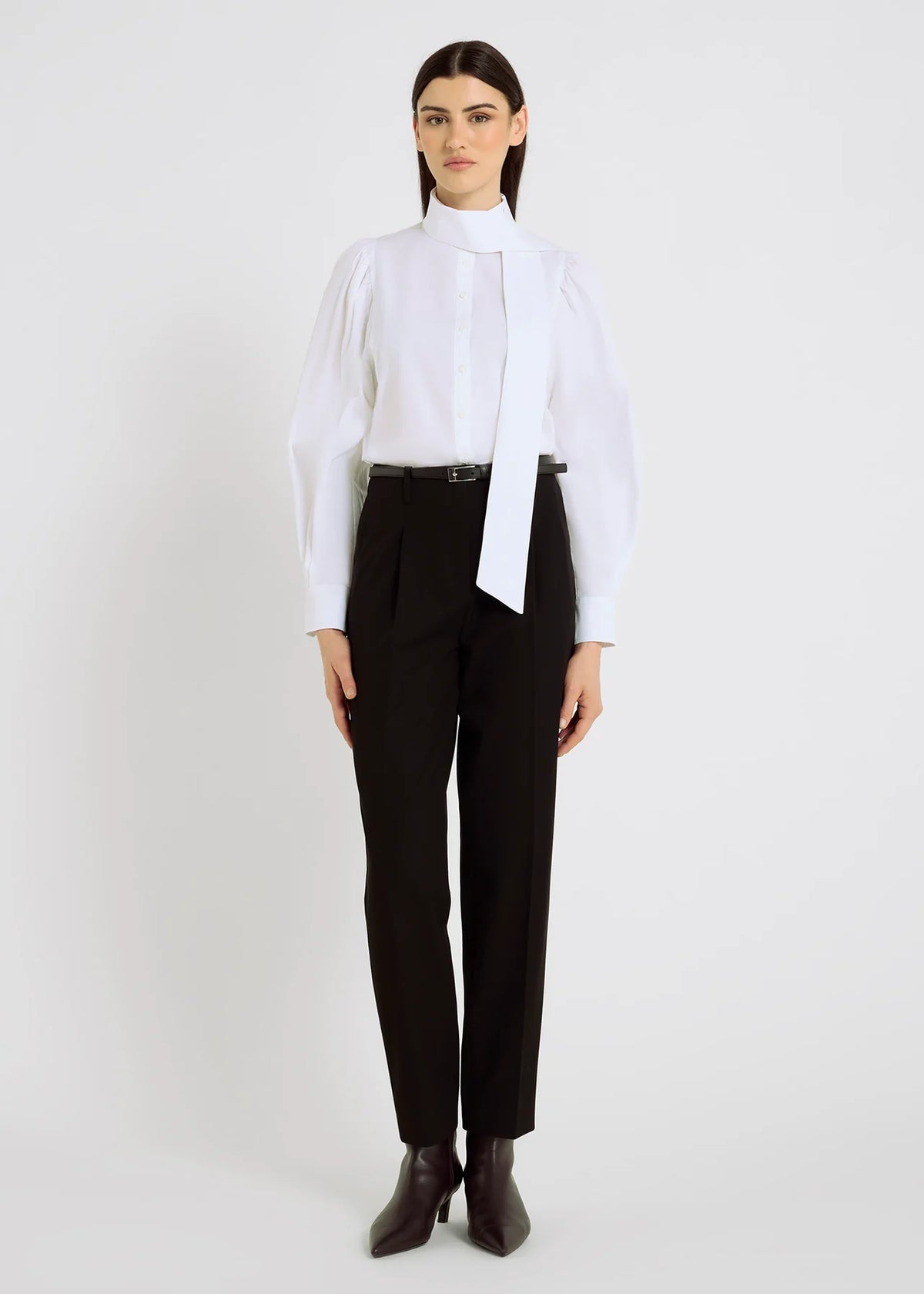Pantalon HENRI noir HANA SAN femme porté avec chemise blanche