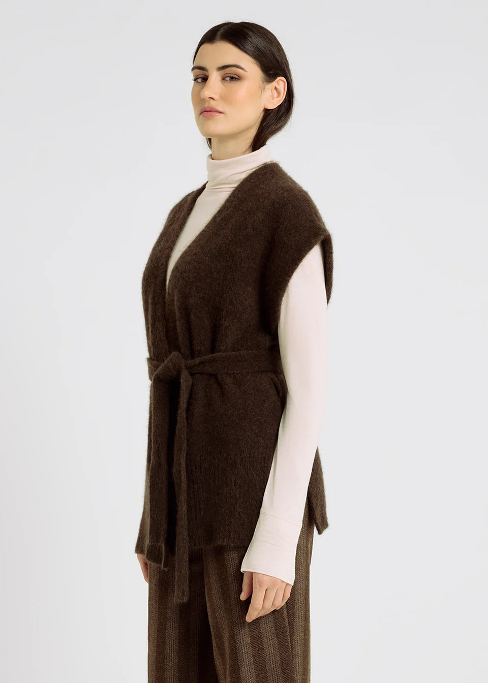 Gilet femme HONORÉ chocolat HANA SAN coupe kimono vue trois-quarts
