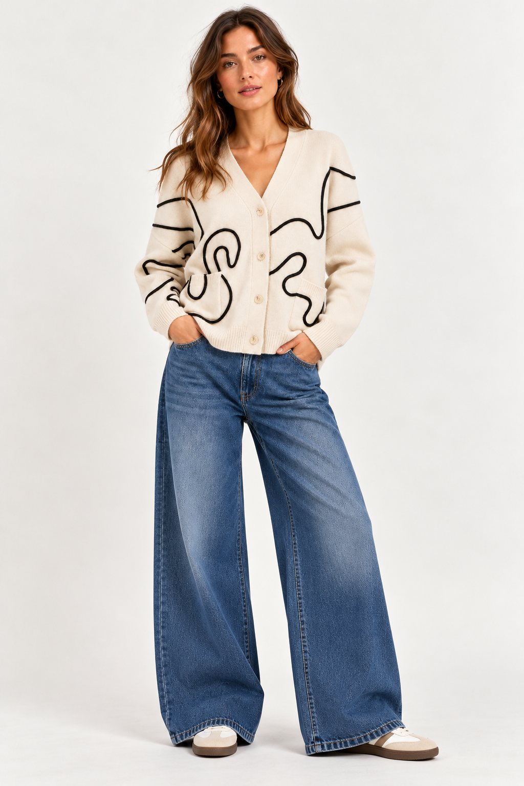 Gilet en laine écru MIBON Bérénice à motif graphique porté femme