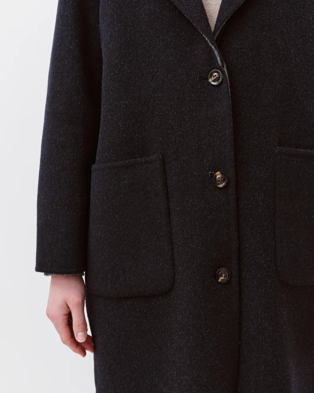 Manteau MAIKO Diega marine – détail col, boutons et matière