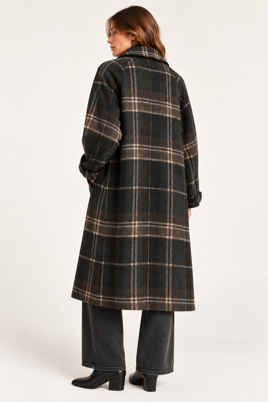 Manteau MIRKO Diega à carreaux noir et beige porté de dos – Les Pétroleuses Quiberon