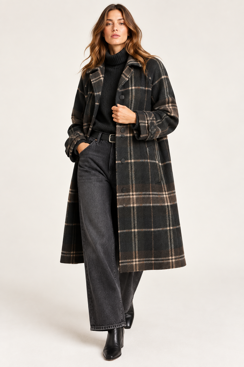 Manteau MIRKO Diega à carreaux noir et beige porté femme – Les Pétroleuses Quiberon