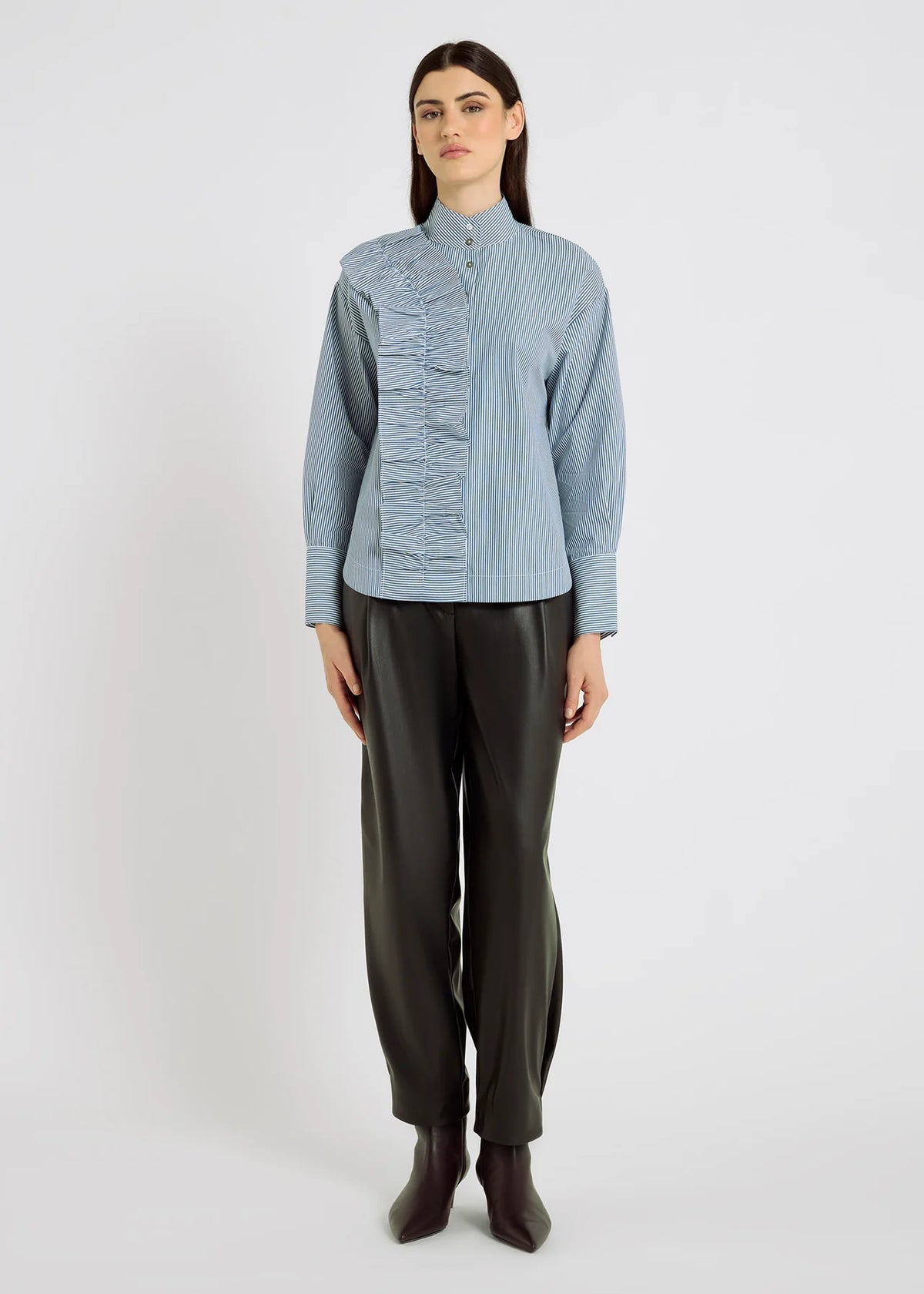 Chemise MARGARET rayée HANA SAN portée par femme