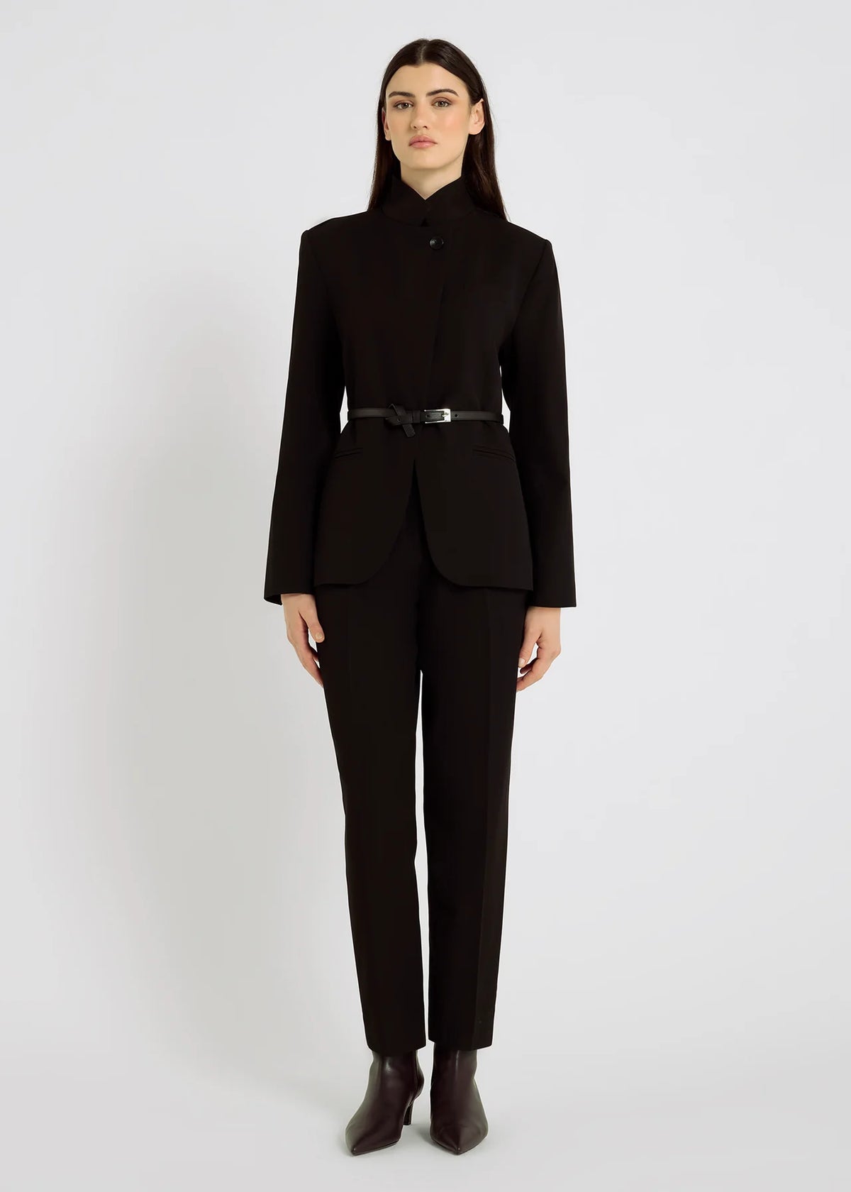 Veste MARY noire HANA SAN portée ceinturée vue de face