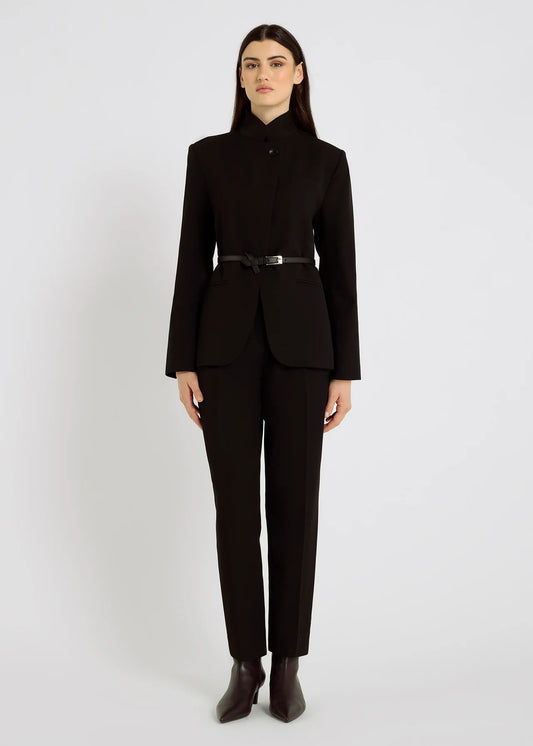 Veste MARY noire HANA SAN portée ceinturée vue de face