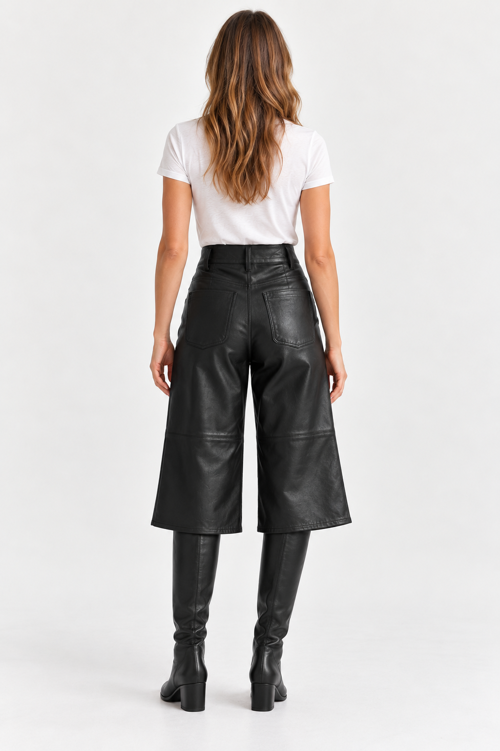 Vue de dos du pantacourt PULIA Berenice noir à taille haute et coupe large