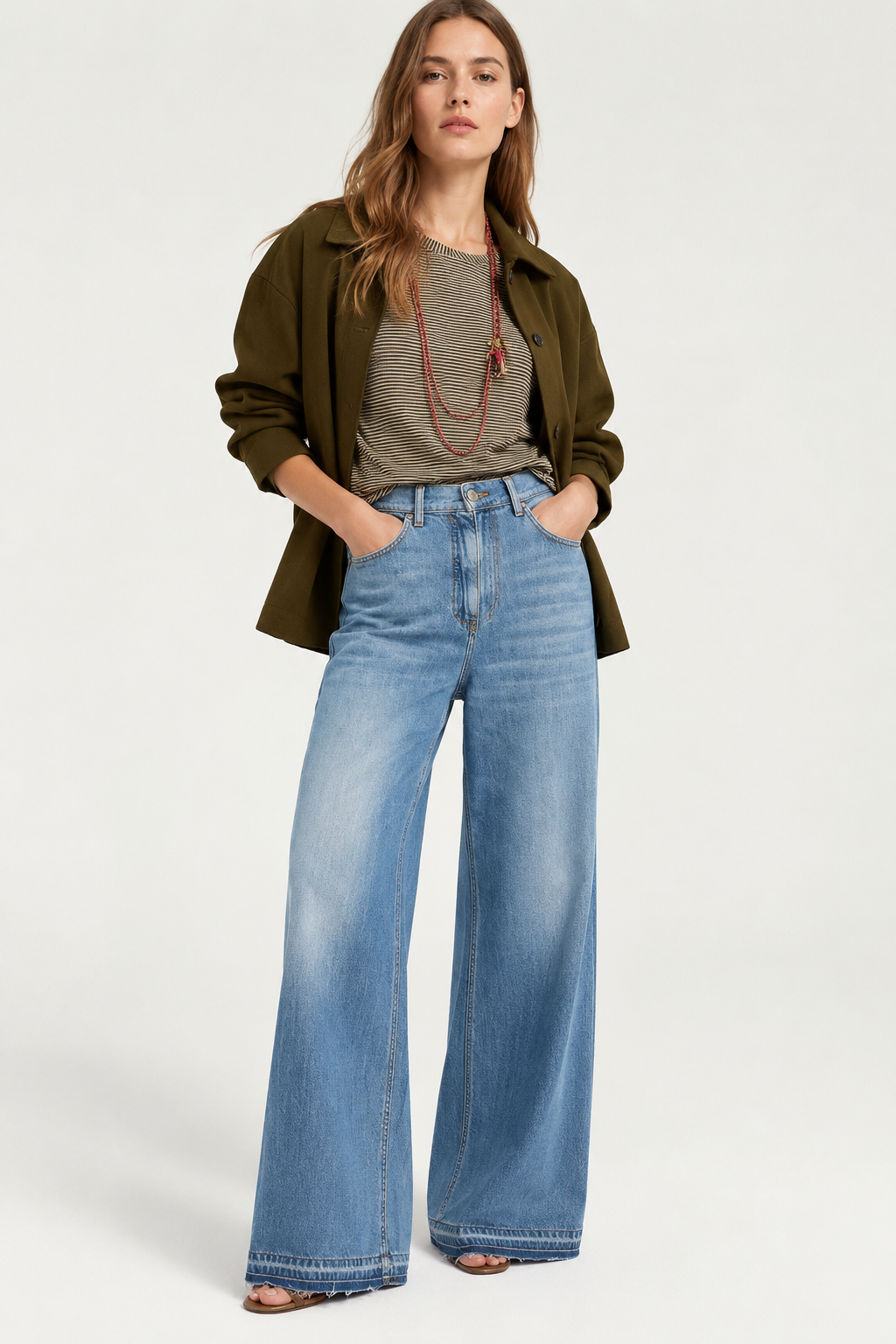 Jean Aoki Momonì bleu stone washed porté femme vue de face