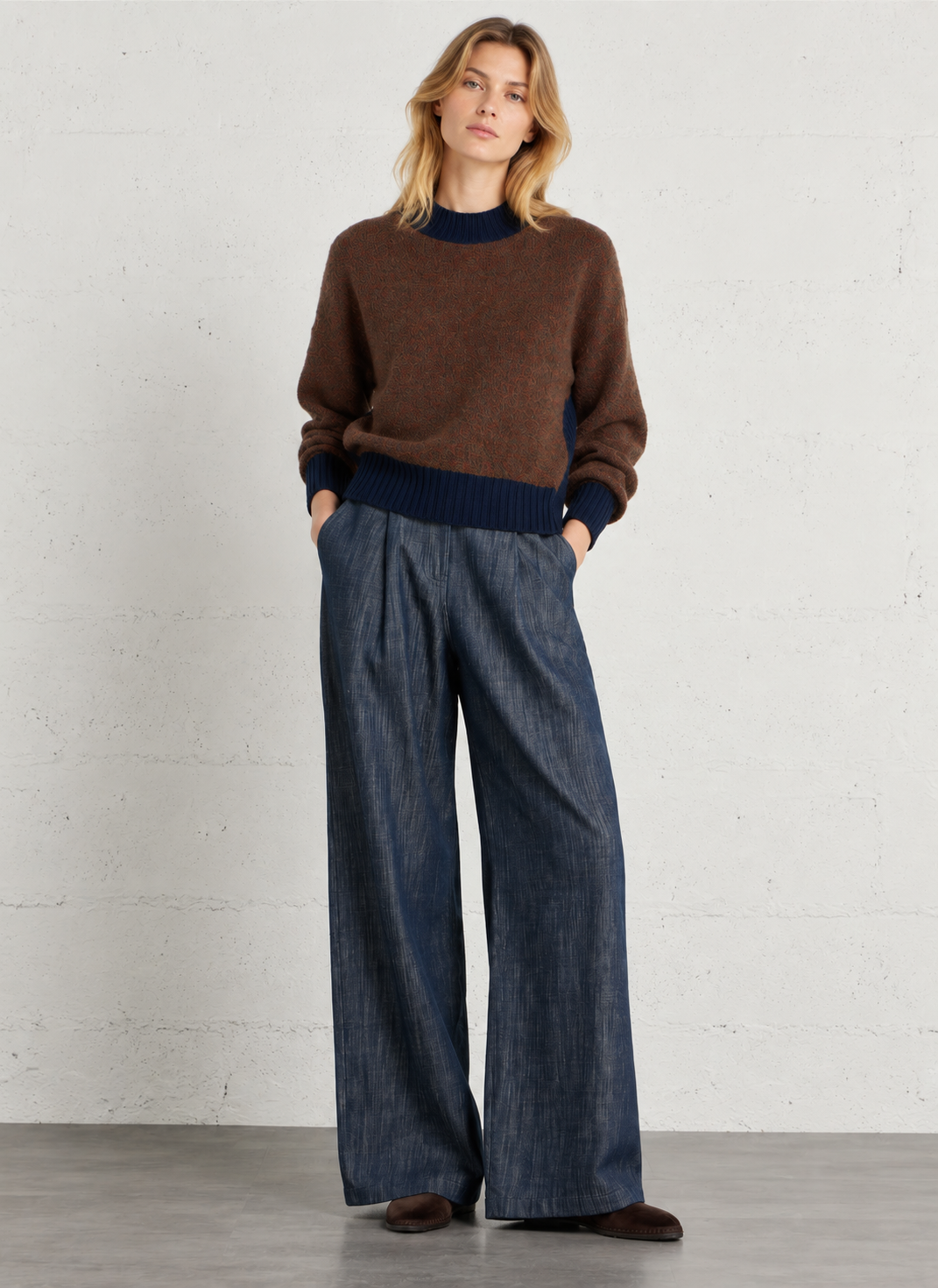 Pull SNIO Momonì marron et bleu marine porté par femme de face