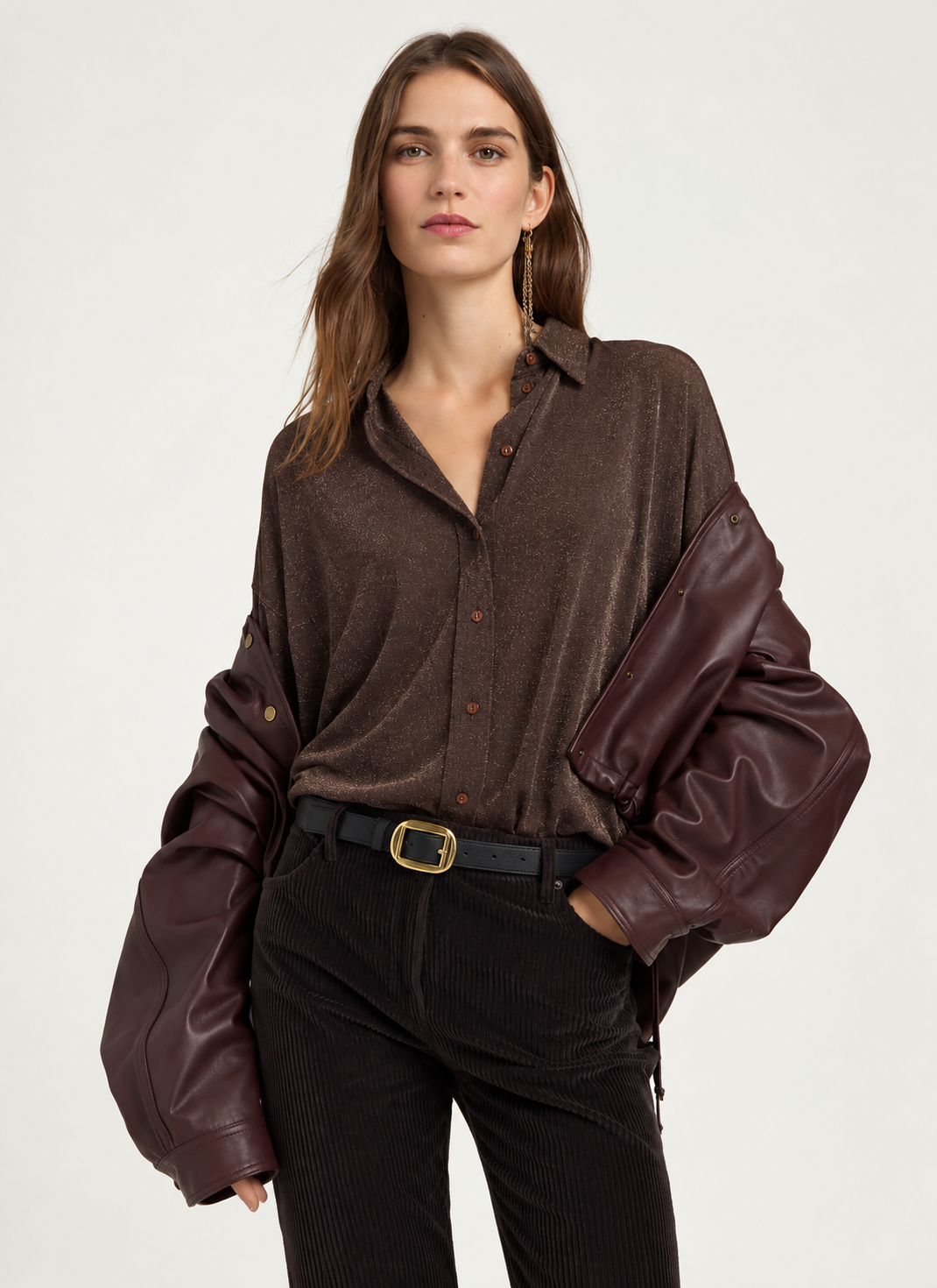 Chemisier Pitanga Bis Momonì cuivre porté par femme – coupe oversize
