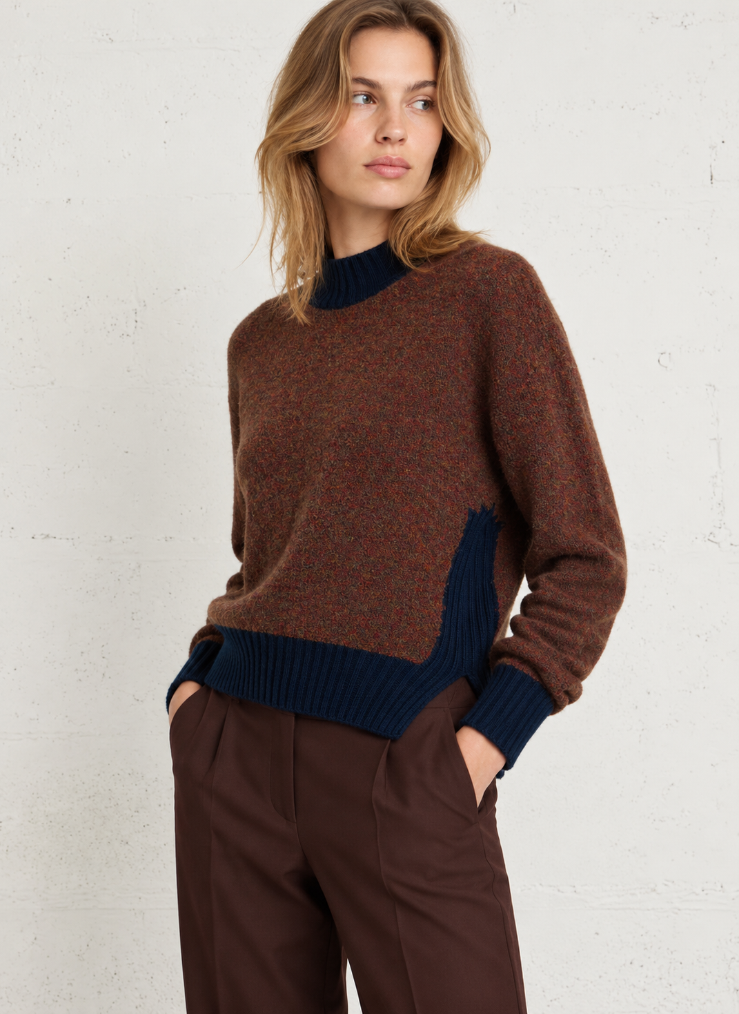 Pull femme SNIO Momonì en laine marron porté avec pantalon large