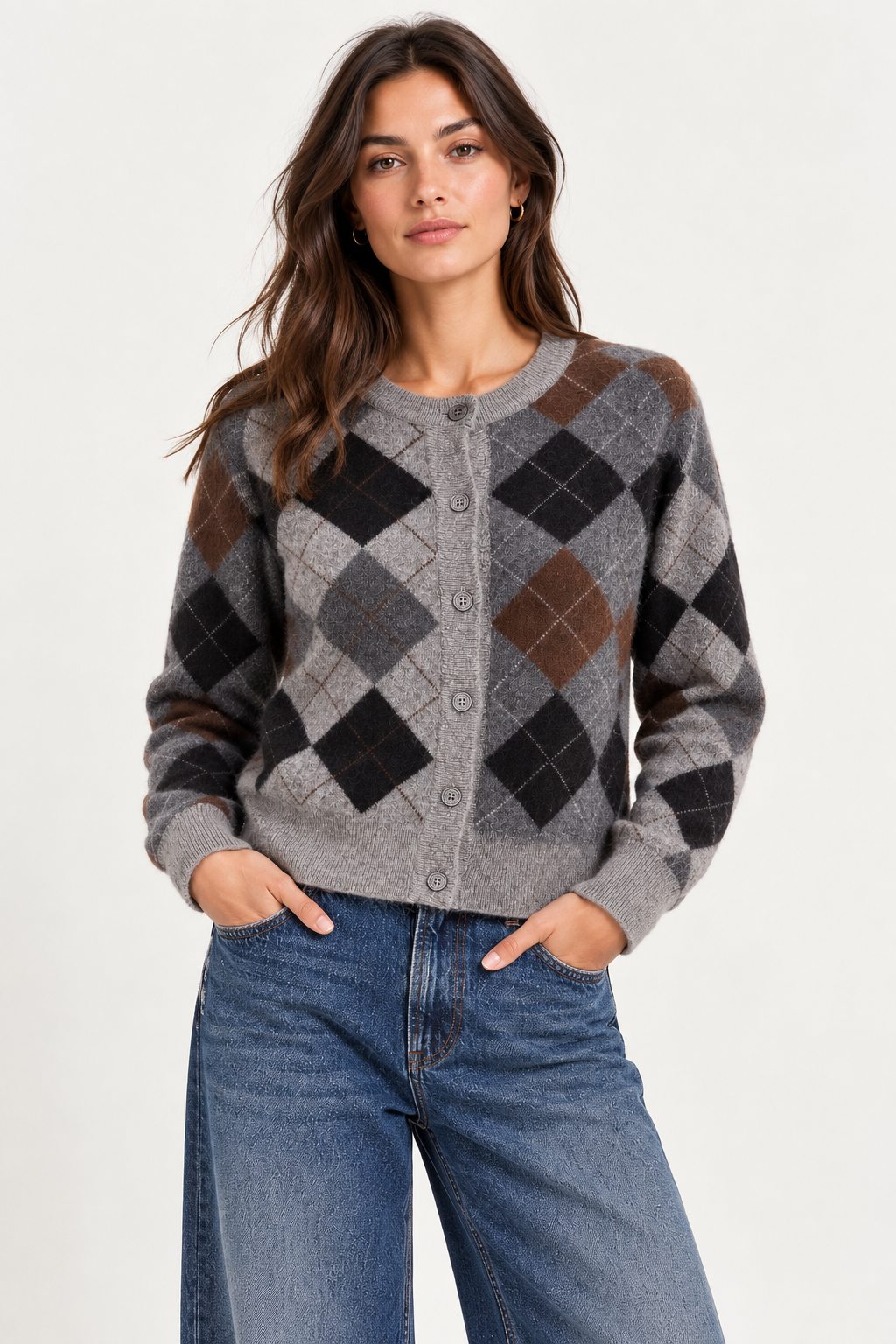 Gilet MERIDA Berenice gris à losanges porté de face par femme