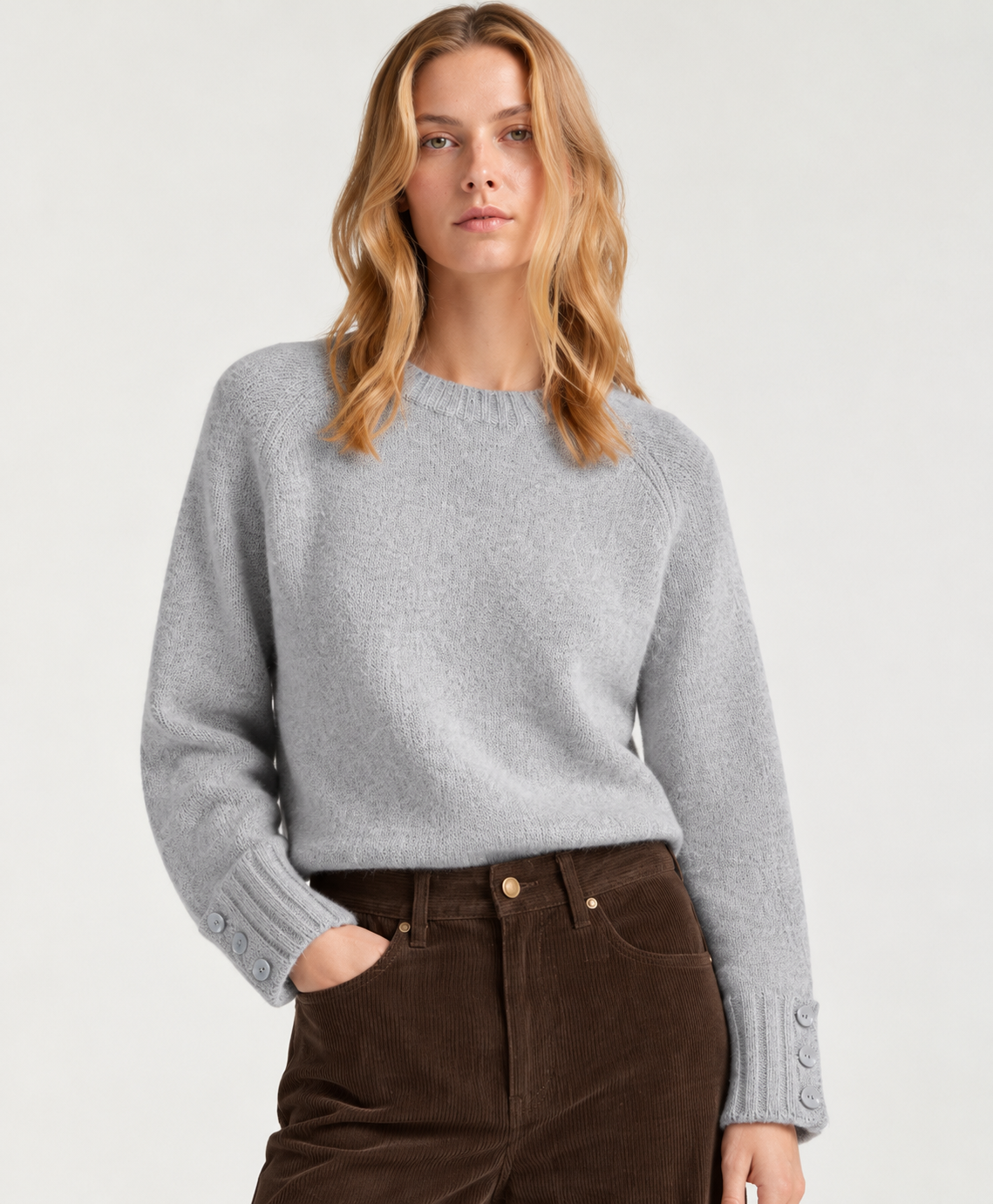 Pull MILLIE gris perle en laine à col rond et poignets boutonnés, porté avec un pantalon chocolat
 Copier