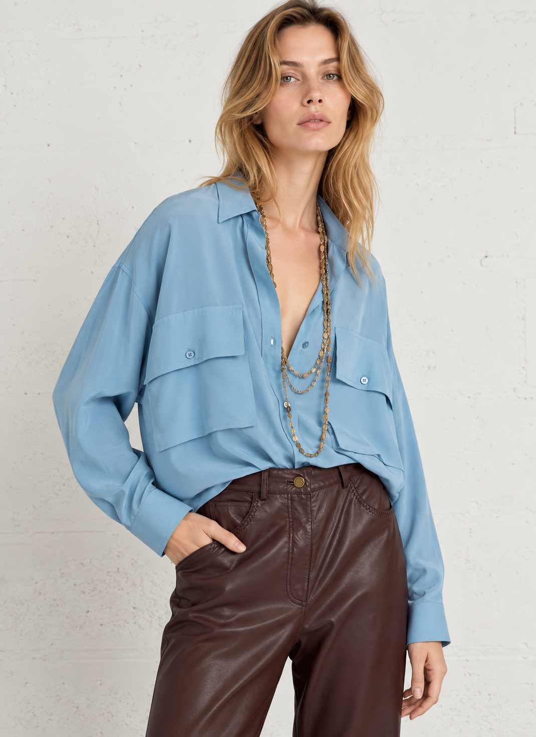 Chemisier oversize Pitanga Momonì en soie céruléen porté femme
