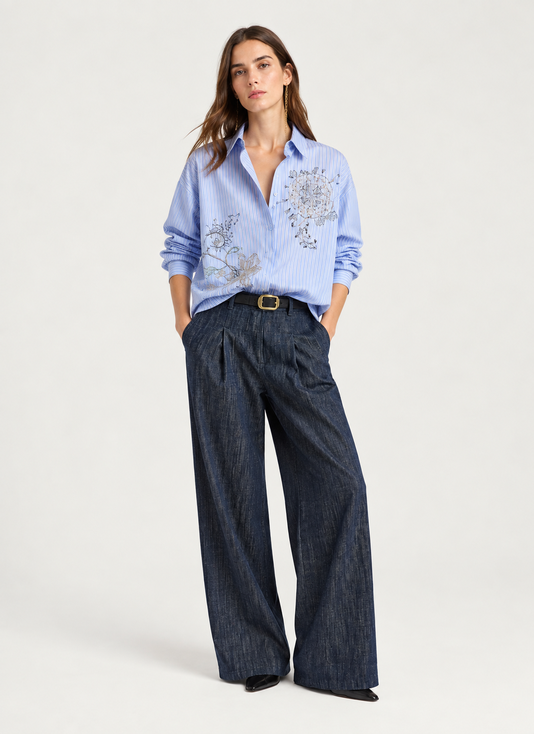 Chemisier Jokla Momonì blanc bleu porté avec pantalon large en denim