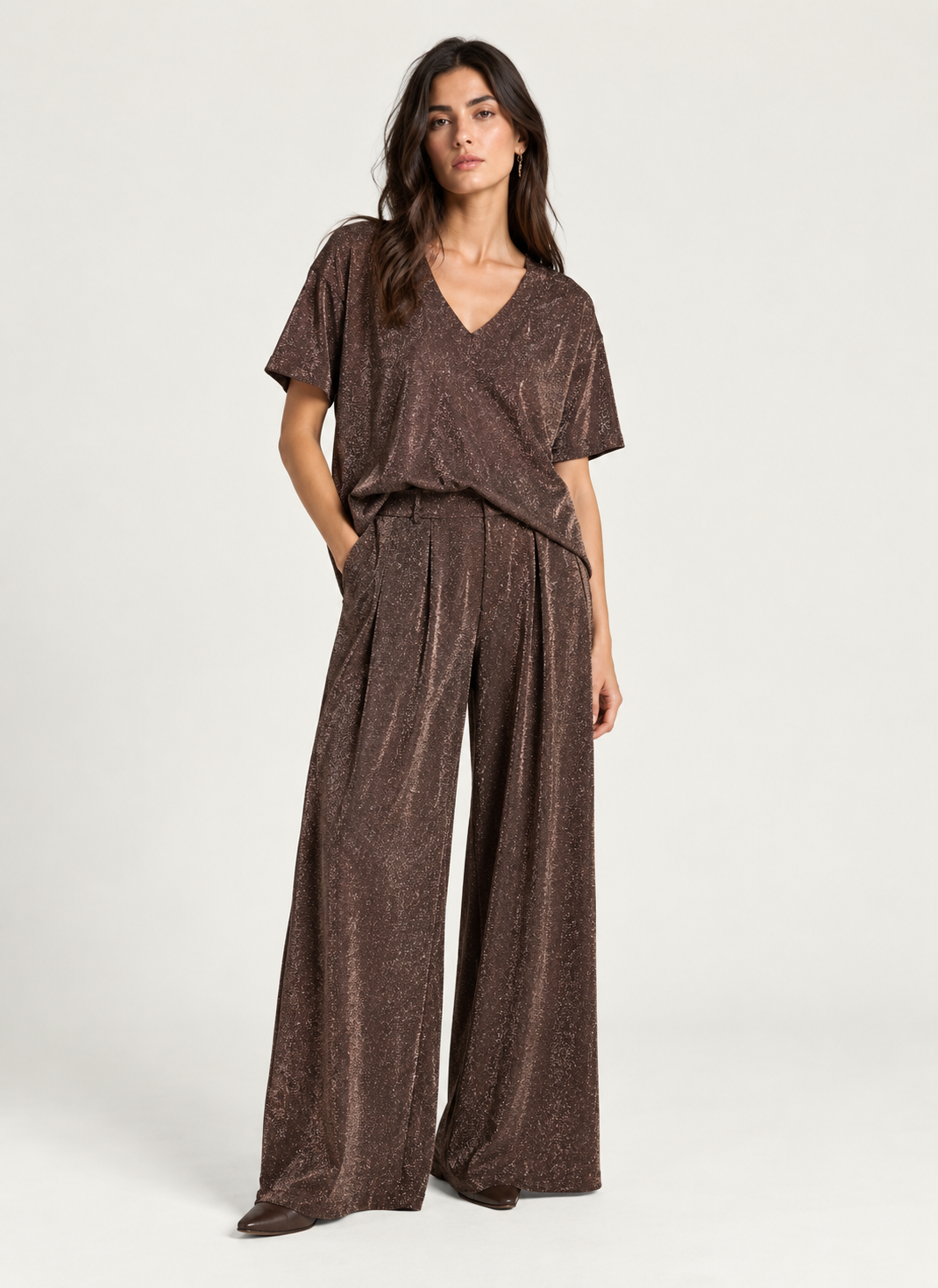Pantalon palazzo Momonì cuivre porté avec top assorti femme