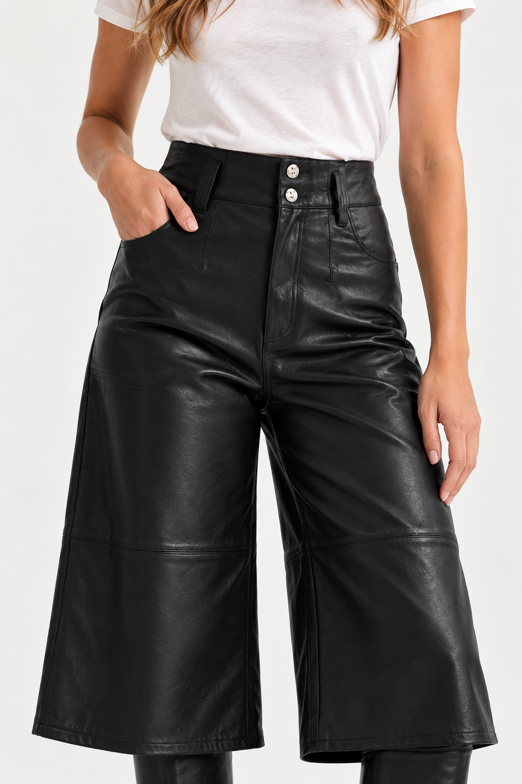 Détail du pantacourt PULIA Berenice en simili cuir noir et boutons dorés