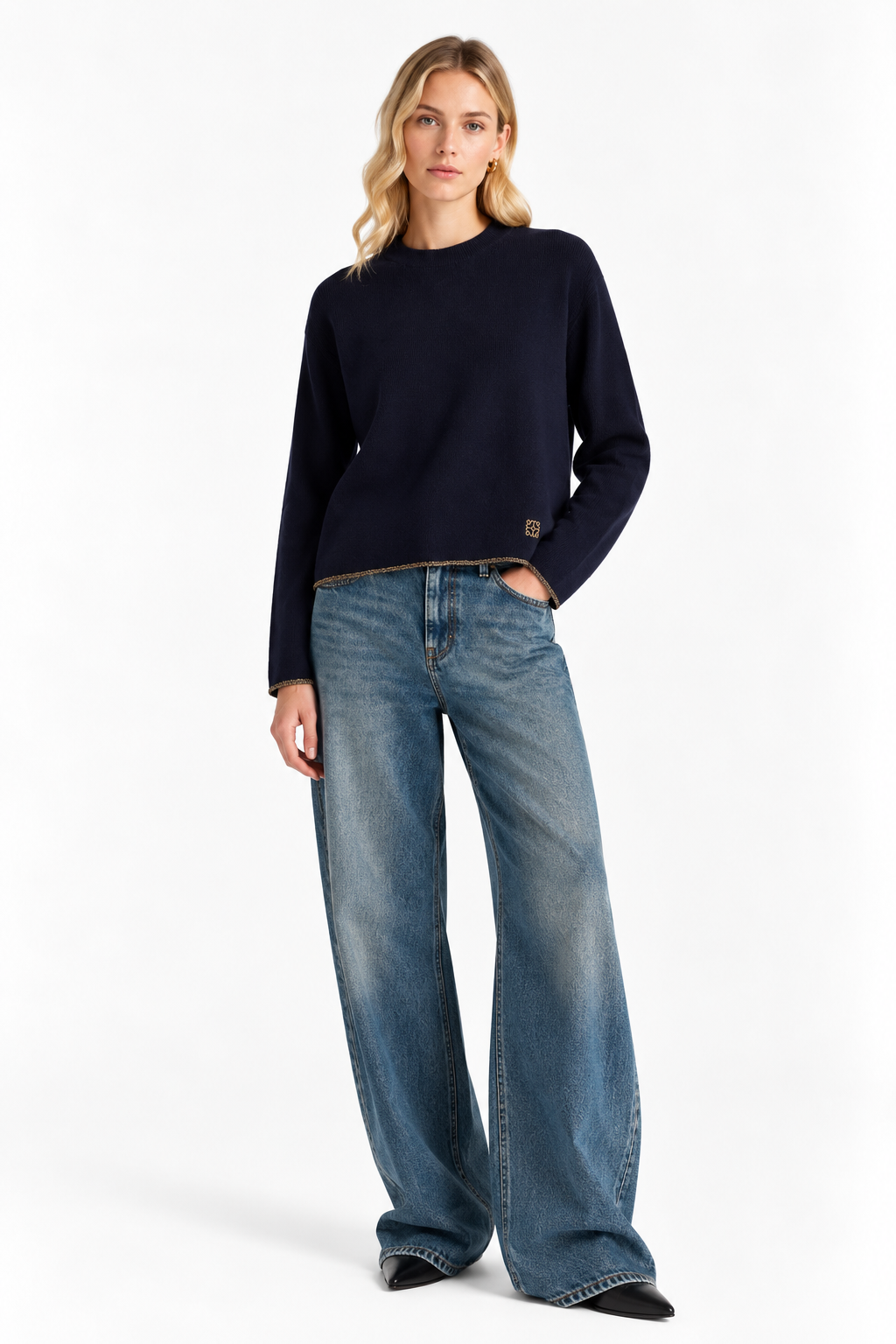 Pull Karasu Momonì bleu porté par une femme – vue de face