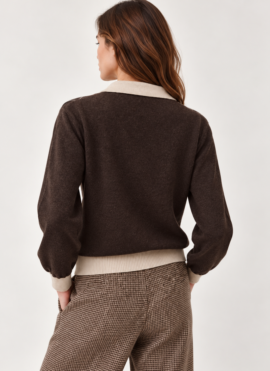 Pull PASREO Diega femme brun – vue portée de dos avec finitions écru