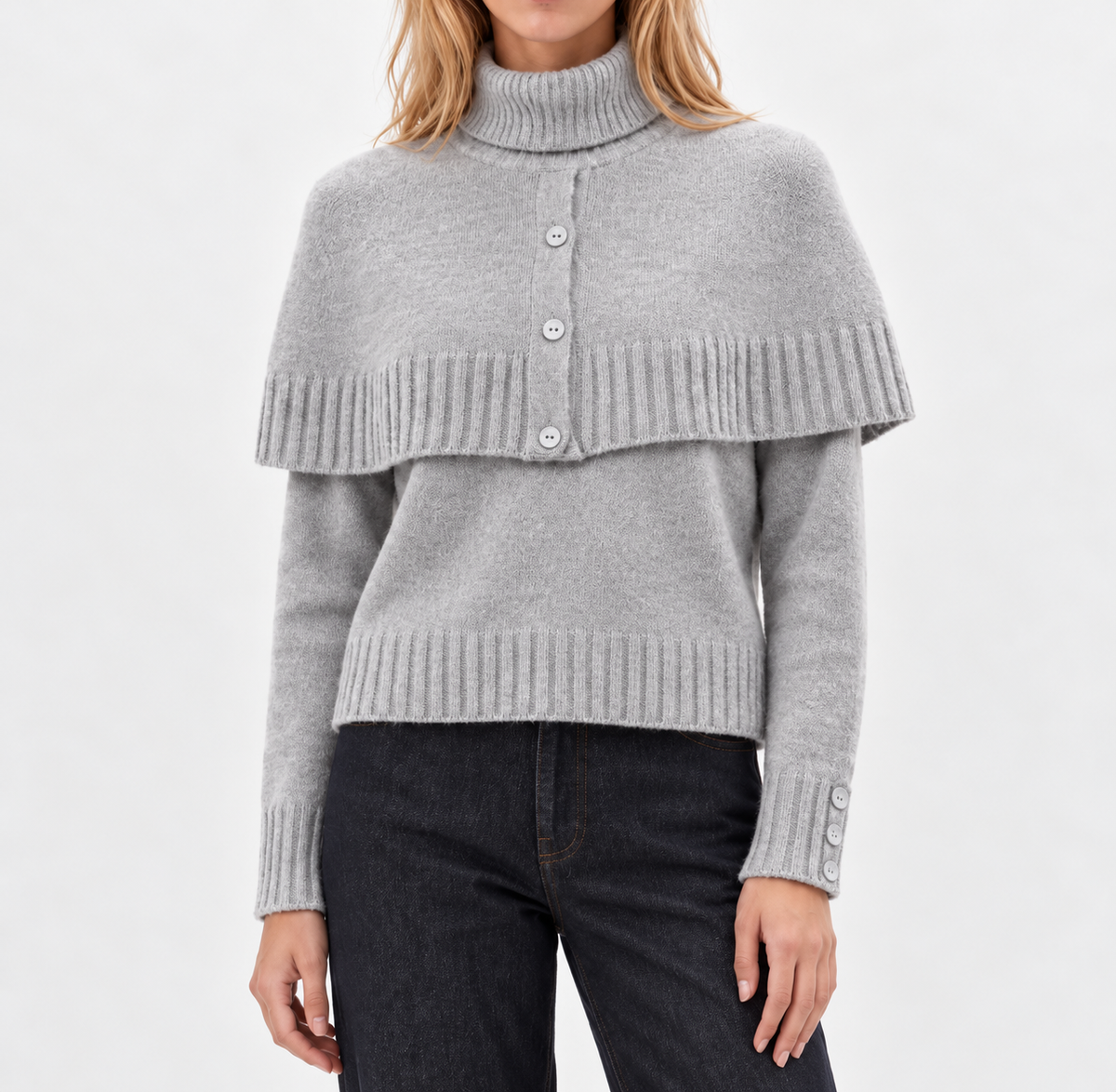 Pull femme MILLIE gris perle 100 % laine avec col roulé et cape boutonnée, vue rapprochée
 Copier
