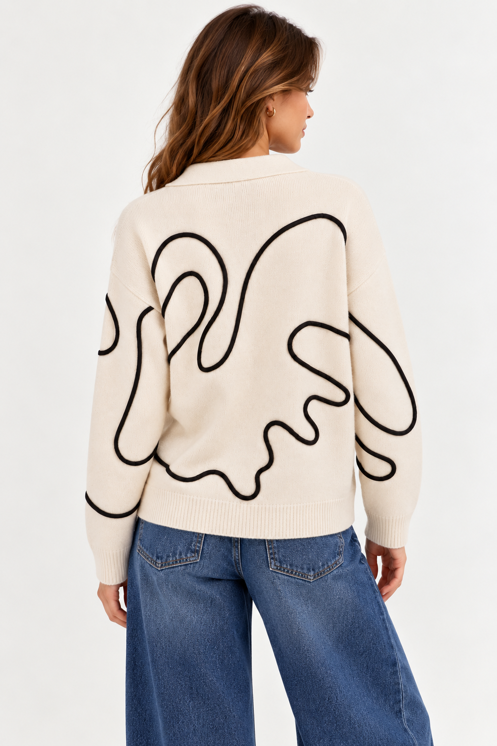 Cardigan MIBON Bérénice écru motif graphique chocolat porté de dos
