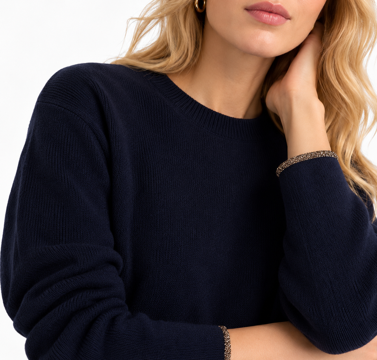 Détail du pull Karasu Momonì bleu en laine et finitions lurex doré