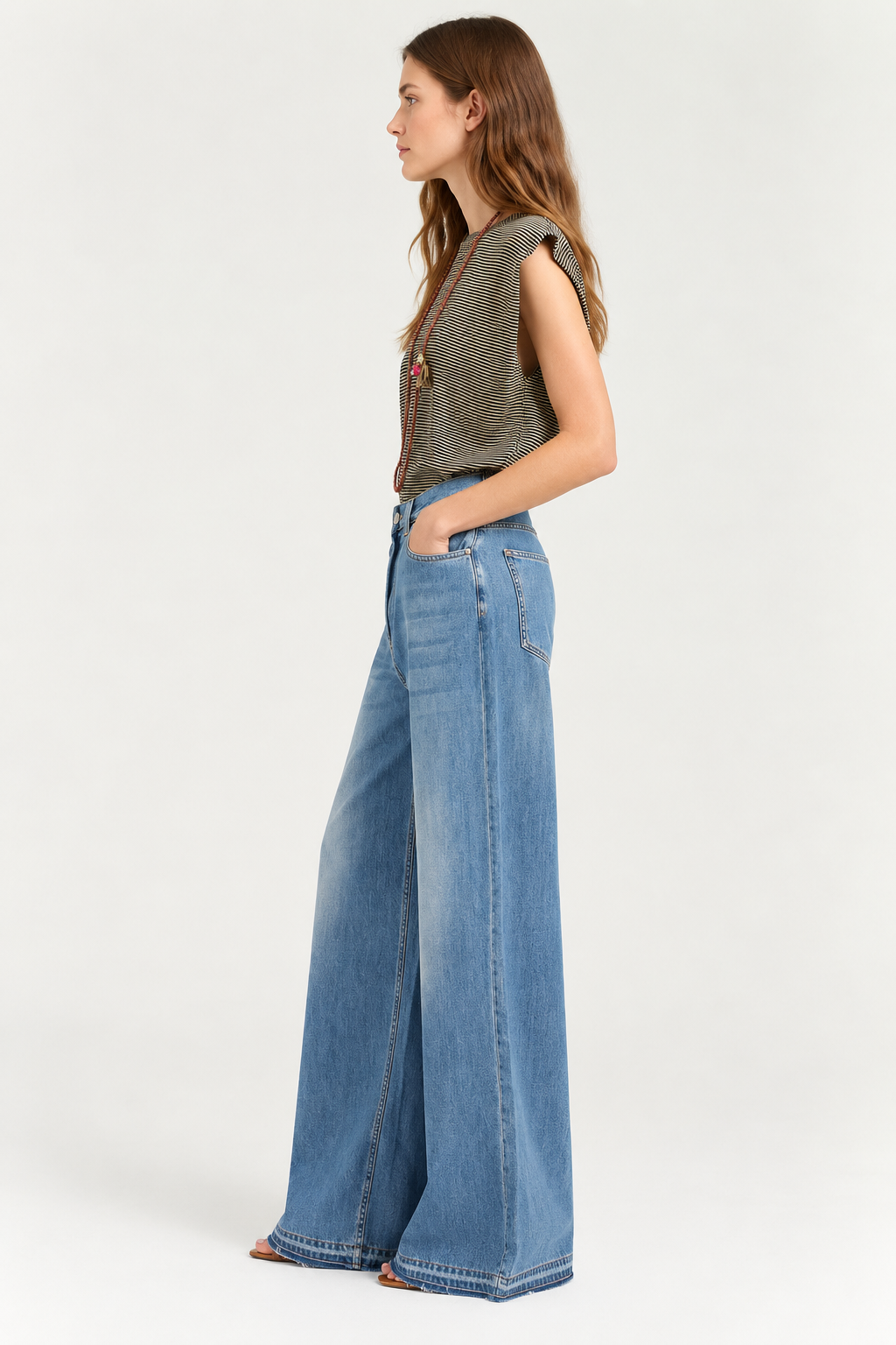 Pantalon Aoki Momonì en denim bleu coupe droite vue de côté